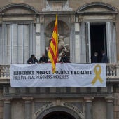 Cartel desplegado en la Generalitat
