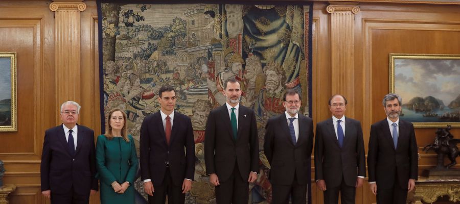 El nuevo presidente del Gobierno, Pedro Sáhchez, posa junto al rey Felipe El nuevo presidente del Gobierno, Pedro Sáhchez, posa junto al rey Felipe