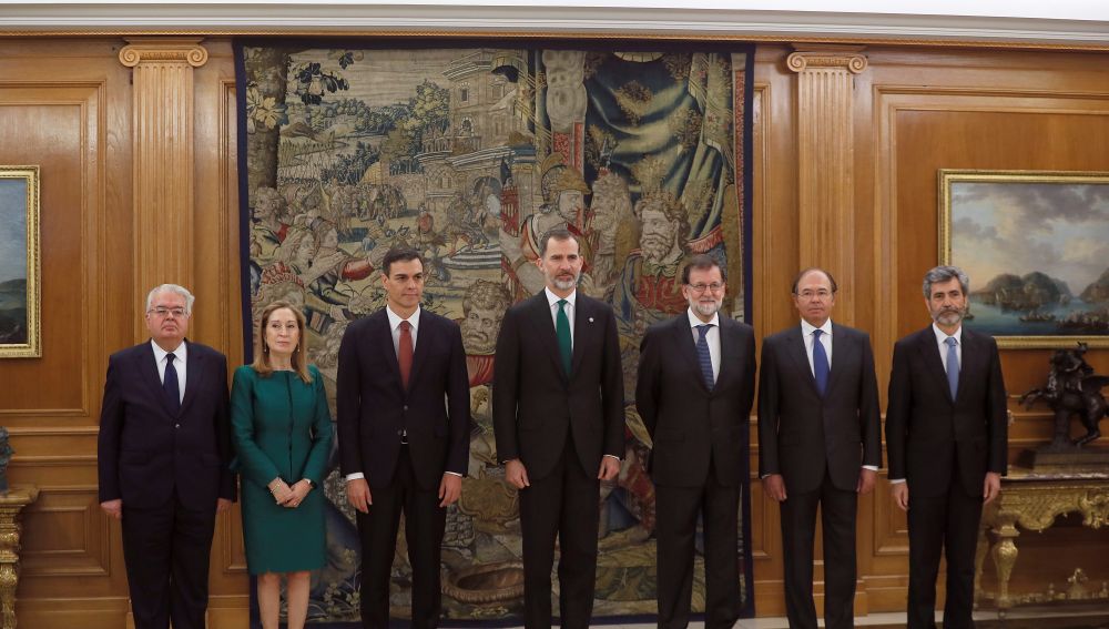 El nuevo presidente del Gobierno, Pedro Sáhchez, posa junto al rey Felipe