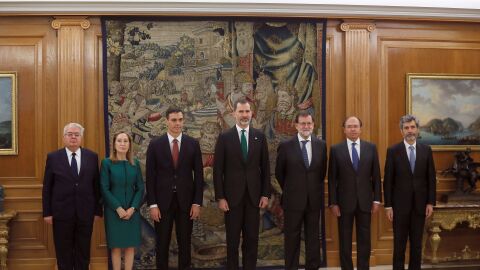 El nuevo presidente del Gobierno, Pedro S&aacute;hchez, posa junto al rey Felipe