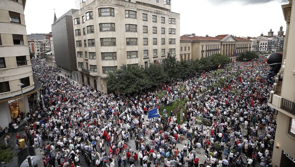 Miles de personas durante la manifestación llevada a cabo hoy por las calles del centro de Pamplona bajo el lema "Por el futuro de todos en igualdad"