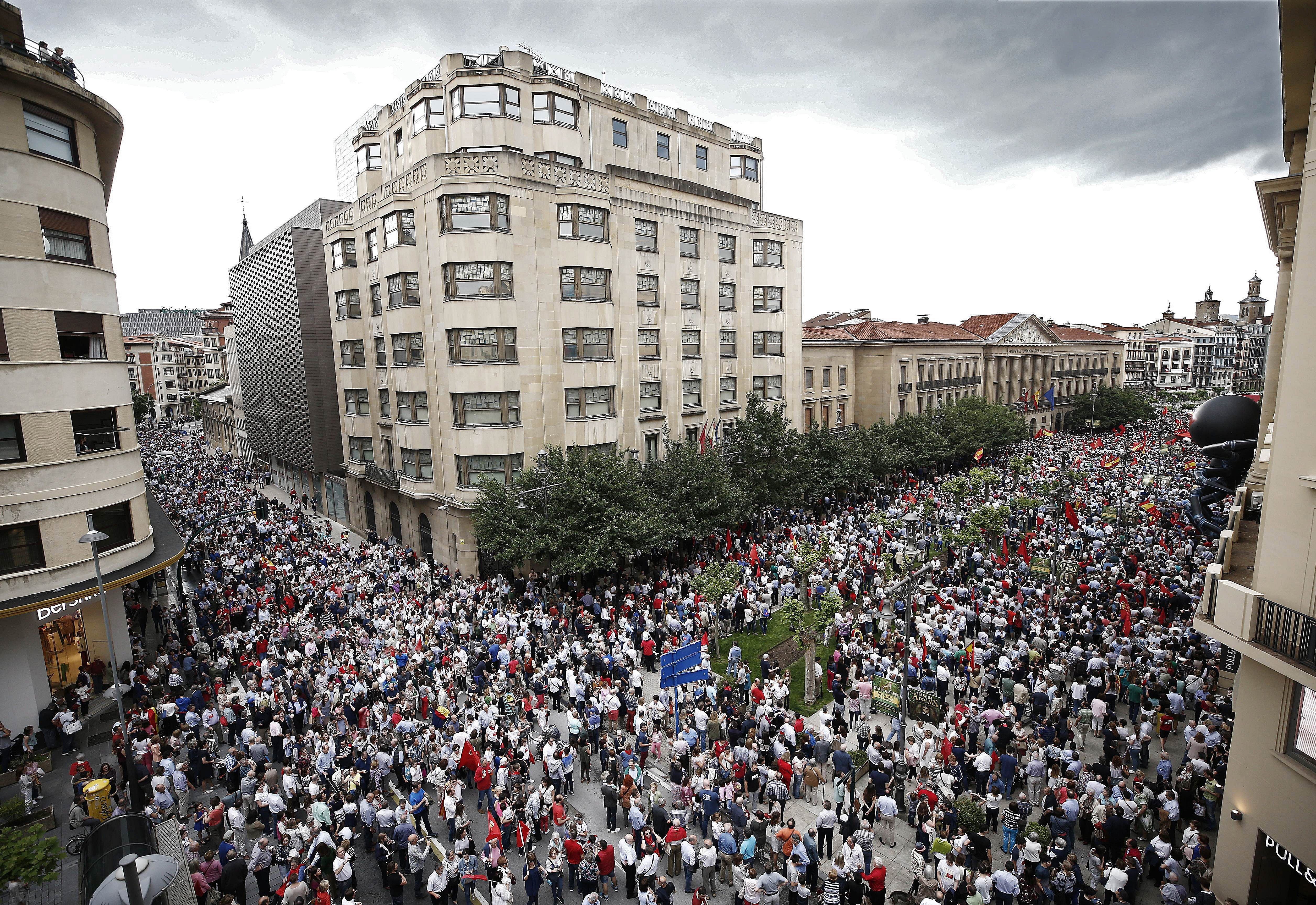 <p>Miles de personas se manifiestan en Pamplona contra la "imposición" del euskera en Navarra</p> <p>Miles de personas se manifiestan en Pamplona contra la "imposición" del euskera en Navarra</p>