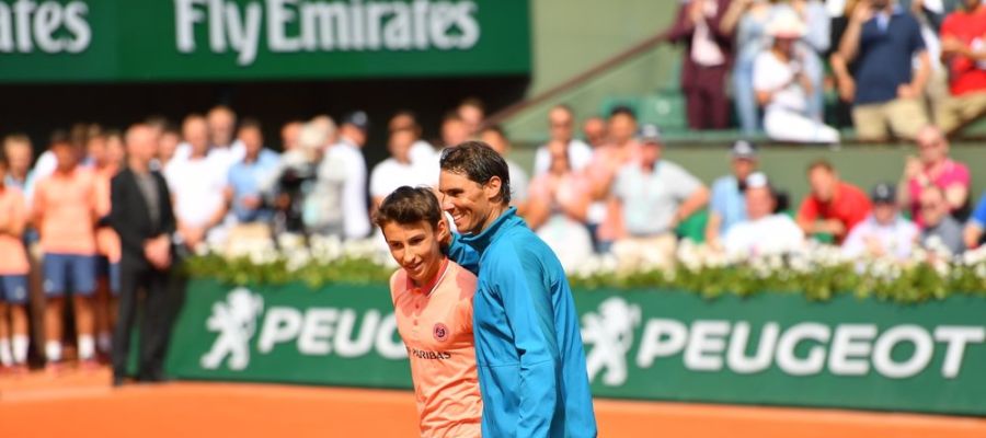 Nadal, con un recogepelotas en Roland Garros Nadal, con un recogepelotas en Roland Garros