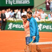 Nadal, con un recogepelotas en Roland Garros