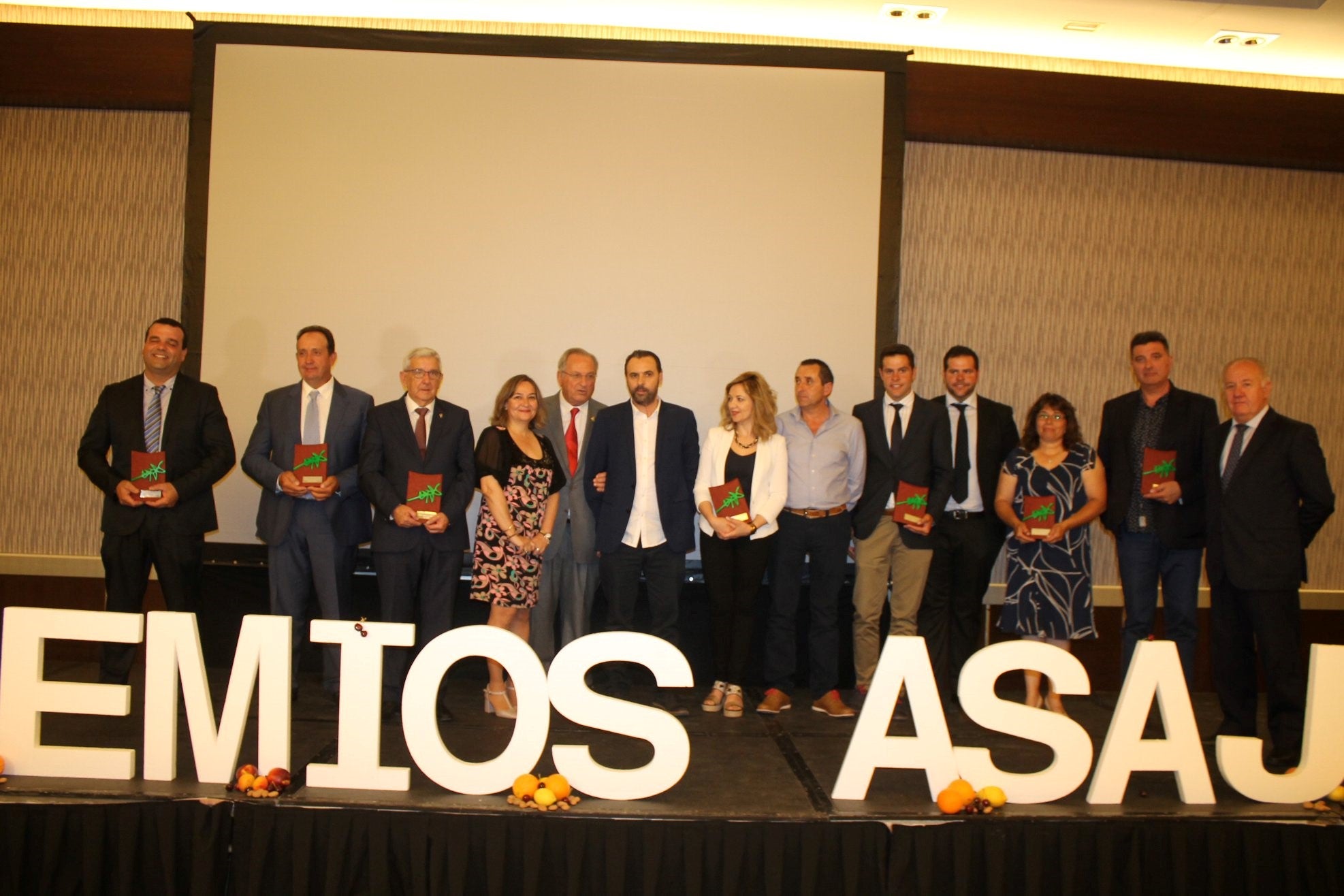 <p>La Cooperativa Cambayas de Elche y la ganadera Rosa María González de Aspe reciben el reconocimiento de ASAJA Alicante</p> <p>La Cooperativa Cambayas de Elche y la ganadera Rosa María González de Aspe reciben el reconocimiento de ASAJA Alicante</p>