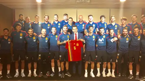 Miguel Lago con los jugadores de la Selección. Miguel Lago con los jugadores de la Selección.