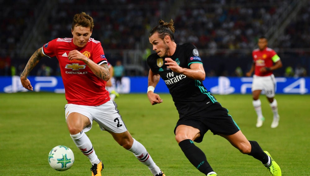 Gareth Bale intenta zafarse de Lindelof durante un Real Madrid-United