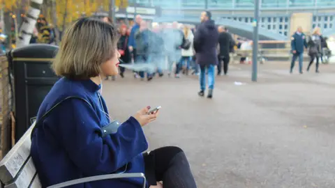 Chica joven fumando Chica joven fumando