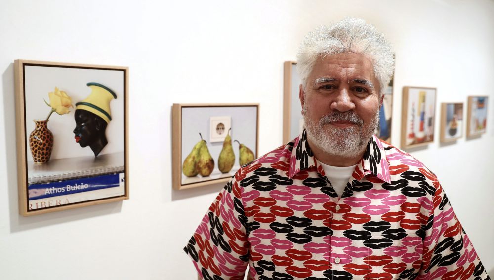 El cineasta Pedro Almodóvar posa junto a algunas de sus fotografías de bodegones que forman parte de la exposición que acaba de inaugurar en la Galería Marlborough de Madrid