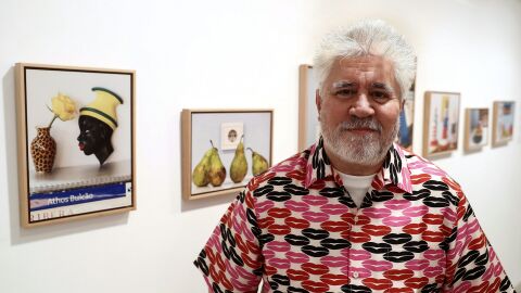 El cineasta Pedro Almod&oacute;var posa junto a algunas de sus fotograf&iacute;as de bodegones que forman parte de la exposici&oacute;n que acaba de inaugurar en la Galer&iacute;a Marlborough de Madrid