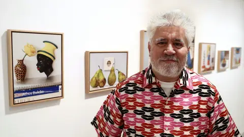 El cineasta Pedro Almodóvar posa junto a algunas de sus fotografías de bodegones que forman parte de la exposición que acaba de inaugurar en la Galería Marlborough de Madrid El cineasta Pedro Almodóvar posa junto a algunas de sus fotografías de bodegones que forman parte de la exposición que acaba de inaugurar en la Galería Marlborough de Madrid