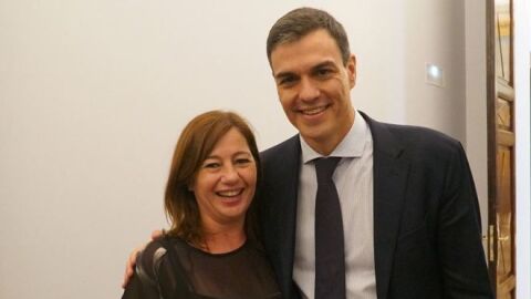 Francina Armengol con Pedro S&aacute;nchez el d&iacute;a de la moci&oacute;n de censura