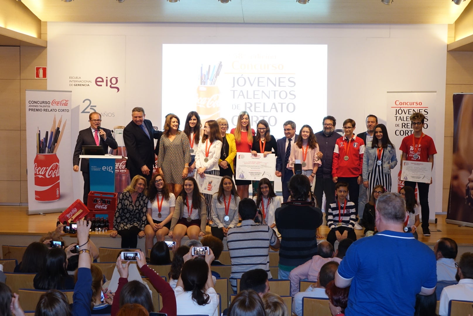 Coca-Cola premia a jóvenes talentos literarios Coca-Cola premia a jóvenes talentos literarios