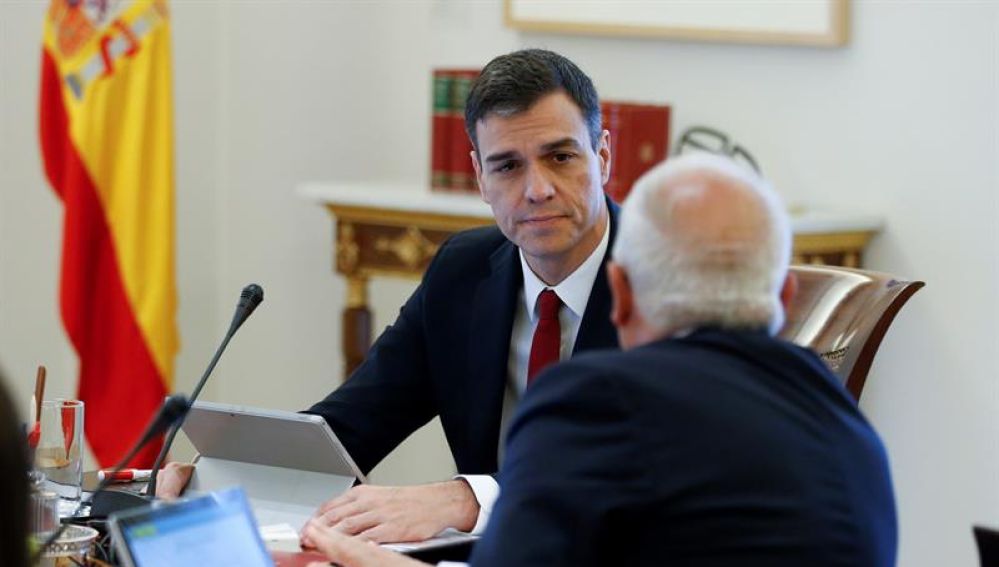 Pedro Sánchez habla con Josep Borrell durante el Consejo de Ministros