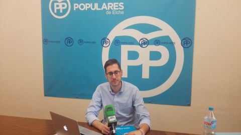 El concejal Sergio Rodr&iacute;guez en el Grupo Municipal del PP en Elche