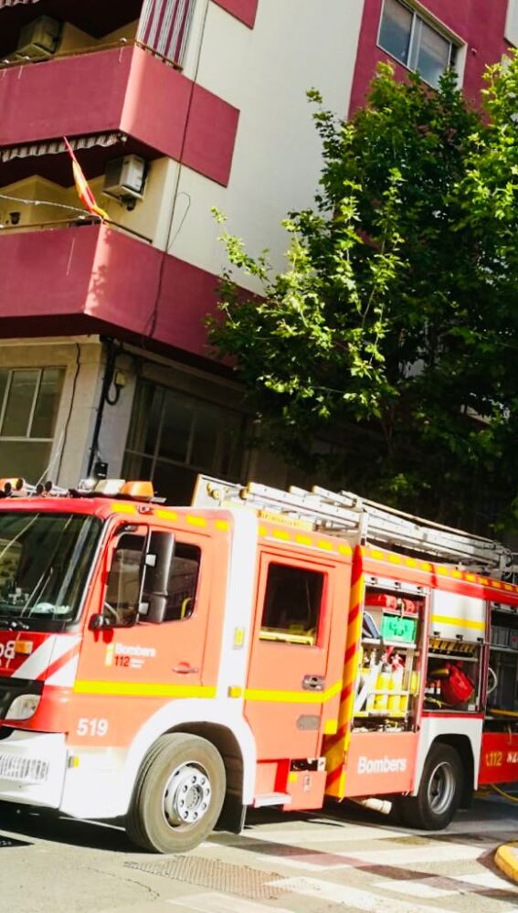 Un camión de bomberos en la calle Antonio Machado de Elche
