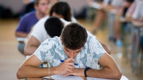 Imagen de archivo de estudiantes realizando los exámenes