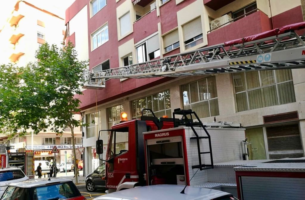 <p>Un incendio en un lavavajillas obliga a evacuar un edificio en Elche</p> <p>Un incendio en un lavavajillas obliga a evacuar un edificio en Elche</p>