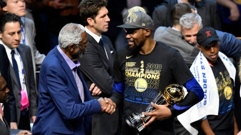 Bill Russell entrega el premio a mejor jugador de las Finales a Kevin Durant
