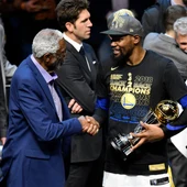 Bill Russell entrega el premio a mejor jugador de las Finales a Kevin Durant Bill Russell entrega el premio a mejor jugador de las Finales a Kevin Durant