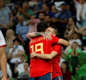 Diego Costa abraza a Iago Aspas Diego Costa abraza a Iago Aspas