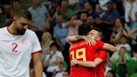 Diego Costa abraza a Iago Aspas