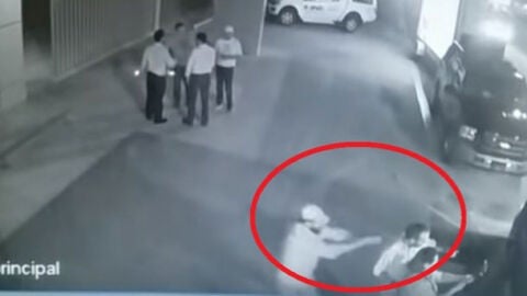 Momento del asesinato captado por una c&aacute;mara de seguridad