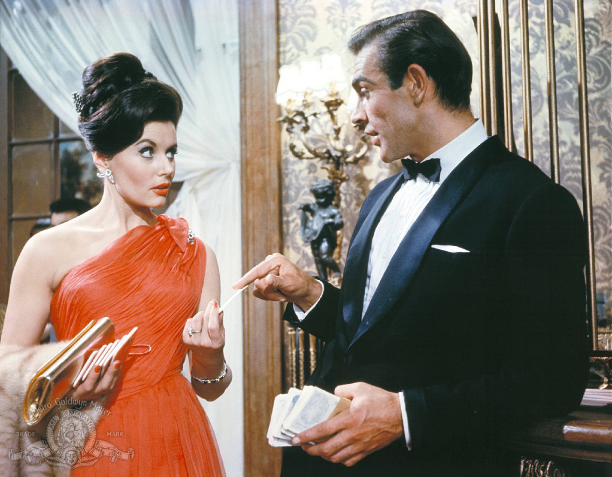 <p>Muere a los 90 años la primera "chica Bond"</p> <p>Muere a los 90 años la primera "chica Bond"</p>