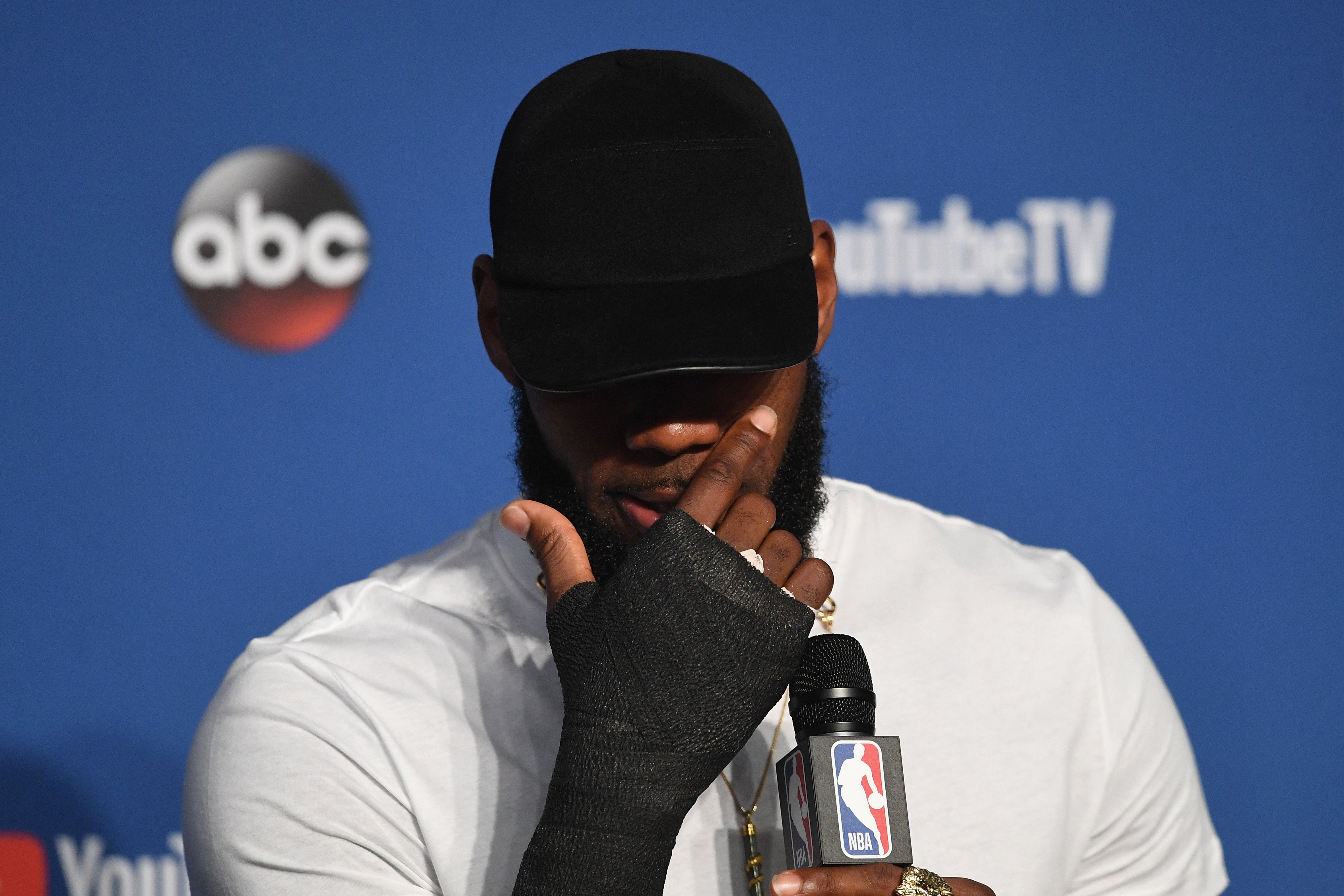 <p>LeBron James confiesa que jugó con una mano rota los tres últimos partidos de las Finales</p> <p>LeBron James confiesa que jugó con una mano rota los tres últimos partidos de las Finales</p>