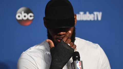 LeBron James, en rueda de prensa con la protecci&oacute;n en la mano derecha