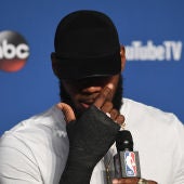 LeBron James, en rueda de prensa con la protección en la mano derecha