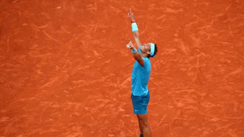 Rafa Nadal se&ntilde;ala al cielo tras ganar un und&eacute;cimo Roland Garros