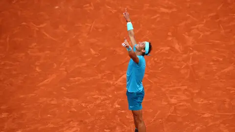 Rafa Nadal señala al cielo tras ganar un undécimo Roland Garros Rafa Nadal señala al cielo tras ganar un undécimo Roland Garros