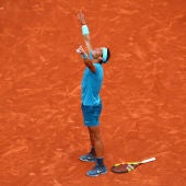 Rafa Nadal señala al cielo tras ganar un undécimo Roland Garros