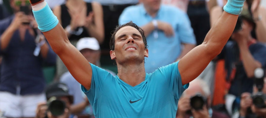 Rafa Nadal alza las manos al ganar Roland Garros Rafa Nadal alza las manos al ganar Roland Garros