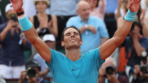 Rafa Nadal alza las manos al ganar Roland Garros