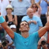 Rafa Nadal alza las manos al ganar Roland Garros