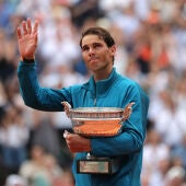 Rafa Nadal saluda al público con el trofeo de Roland Garros