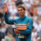Rafa Nadal saluda al público con el trofeo de Roland Garros Rafa Nadal saluda al público con el trofeo de Roland Garros