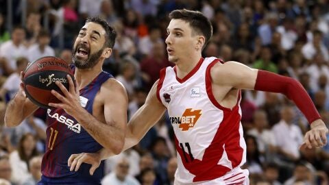Navarro intenta penetrar a canasta ante el Baskonia