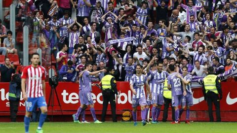 Los jugadores del Valladolid celebran un gol con su afici&oacute;n