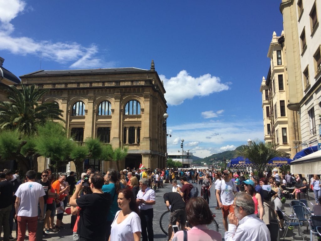 <p>Miles de vascos participan en la cadena humana a favor del derecho a decidir</p> <p>Miles de vascos participan en la cadena humana a favor del derecho a decidir</p>