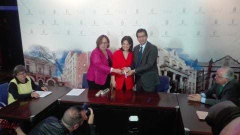 Carmen Olmedo, Pilar Zamora y Jos&eacute; Manuel Caballero han firmado las escrituras de cesi&oacute;n de terrenos