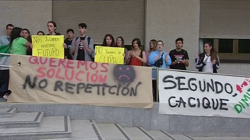 <p>Los estudiantes extremeños repiten la Selectividad con "resignación" y "enfado"</p><p><span> </span> </p> <p>Los estudiantes extremeños repiten la Selectividad con "resignación" y "enfado"</p><p><span> </span> </p>