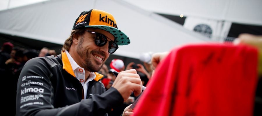 Fernando Alonso firma autógrafos Fernando Alonso firma autógrafos