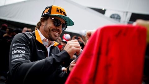 Fernando Alonso firma aut&oacute;grafos