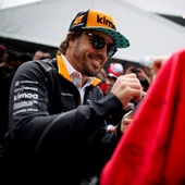 Fernando Alonso firma autógrafos Fernando Alonso firma autógrafos