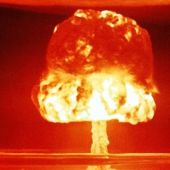 Hongo formado por el lanzamiento de una bomba atómica