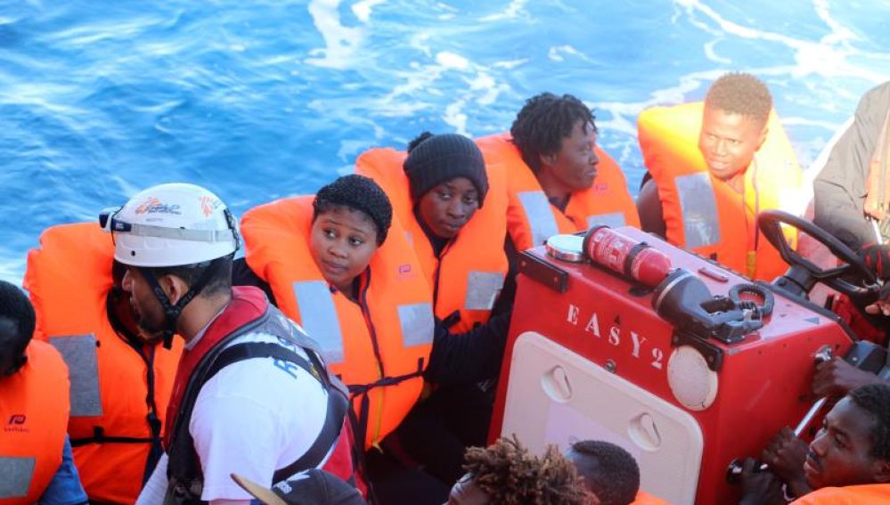 Inmigrantes a bodo del buque Aquarius tras una operación de rescate