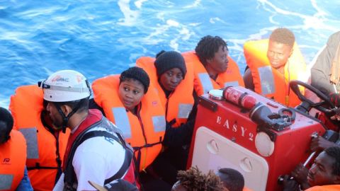 Inmigrantes a bodo del buque Aquarius tras una operaci&oacute;n de rescate